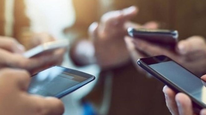 anakaloyntai-2-markes-kiniton-tilefonon-amesa-stin-ellada-amp-8211-an-echeis-ena-apo-ayta-ta-montela-prepei-na-ta-gyriseis-piso-408658