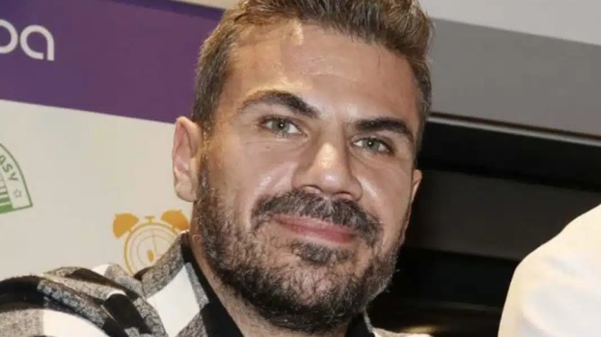 akis-petretzikis-i-antidrasi-toy-otan-ena-agoraki-plisiase-tin-kori-toy-stin-paralia-mprosta-sta-matia-moy-403809