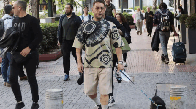 giorgos-mazonakis-oi-monachikes-voltes-me-ton-skylo-toy-kai-to-dimosio-karfi-gia-ton-oiko-poy-afise-piso-toy-405021