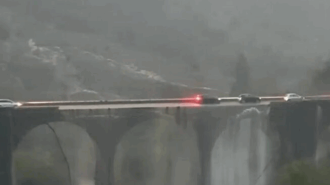 anatrichiastiko-vinteo-me-gefyra-na-katarreei-tin-ora-poy-pernoyn-aytokinita-405025