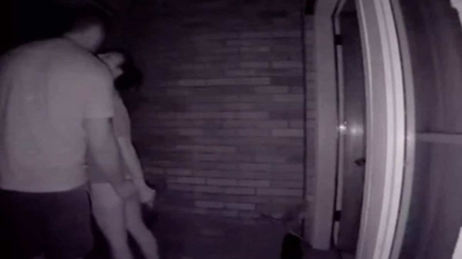 kryfi-kamera-pianei-sta-prasa-ton-antra-tis-na-tin-apataei-pos-ton-prodose-to-koydoyni-toy-spitioy-toys-404717