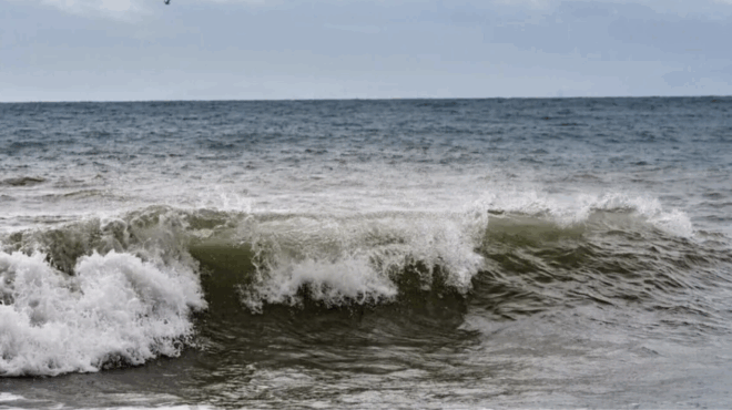 se-katastasi-sok-oi-loyomenoi-se-paralia-o-andras-epese-xafnika-nekros-molis-voytixe-sti-thalassa-406436