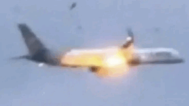 michani-aeroplanoy-tyligetai-stis-floges-ston-elliniko-oyrano-kathos-oi-epivates-stelnoyn-apochairetistiria-minymata-406449