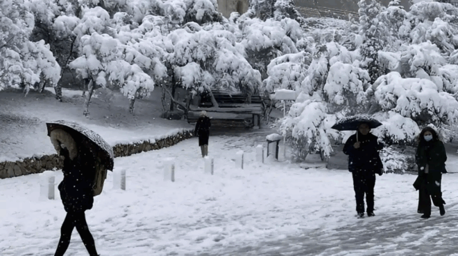 merominia-christoygenna-kai-protochronia-me-chionia-akomi-kai-mesa-stin-athina-406506