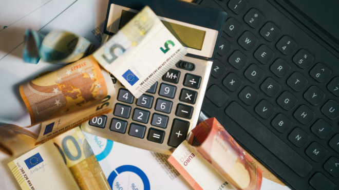 gemizoyn-amp-8230-tsepes-kai-portofolia-oi-syntaxioychoi-to-noemvri-erchontai-oyte-1-oyte-2-alla-11-epidomata-amp-8211-poioi-ta-pairnoyn-405369