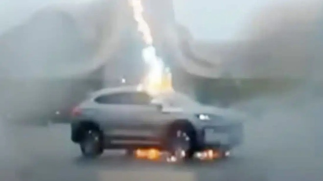 keraynos-chtypise-treis-fores-ilektriko-aytokinito-poia-i-katalixi-405517