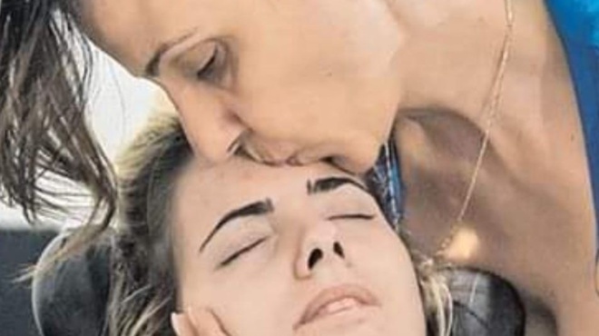 siopises-ma-ta-matia-soy-oyrliazoyn-amp-8230-eklapse-kai-i-panagia-me-tin-mana-tis-aspasias-poy-tin-eiche-pyrovolisei-o-pateras-tis-405722