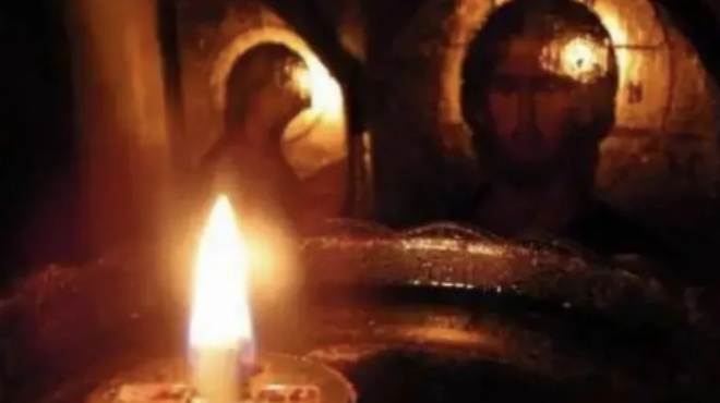 kleidose-to-pascha-tin-1i-ioynioy-to-proto-pascha-poy-peftei-mesa-sto-kalokairi-406976