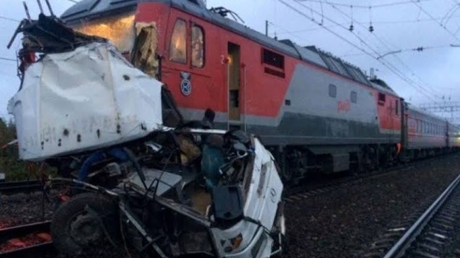 ektakto-tora-sygkroysi-leoforeioy-me-treno-400792