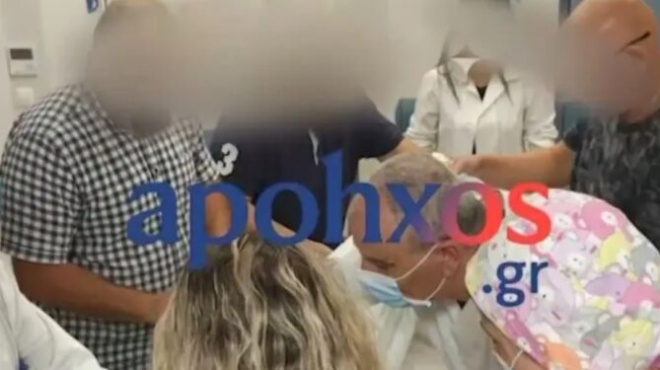 mama-se-agapao-fila-me-agkaliase-me-oi-sparaktikes-stigmes-tis-14chronis-me-ti-mitera-tis-molis-anoixe-ta-matia-tis-404831