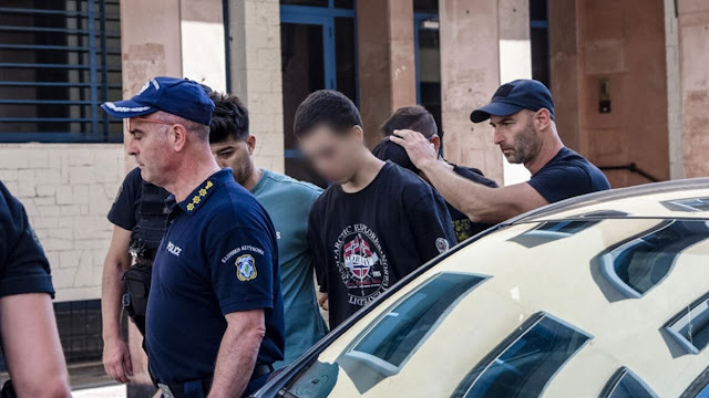 piname-mpyres-kaname-chasis-kai-eipame-na-valoyme-fotia-tromazei-i-omologia-toy-19chronoy-gia-tis-pyrkagies-stin-patra-404011