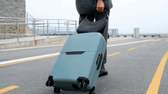 sok-synelifthi-gynaika-poy-taxideye-me-ena-2chrono-koritsaki-mesa-se-mia-valitsa-400565