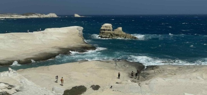 tragodia-sti-milo-gynaika-mpike-sti-thalassa-tin-paresyre-o-aeras-voytixe-o-syntrofos-tis-na-tin-vgalei-kai-tora-einai-kai-oi-2-nekroi-402192