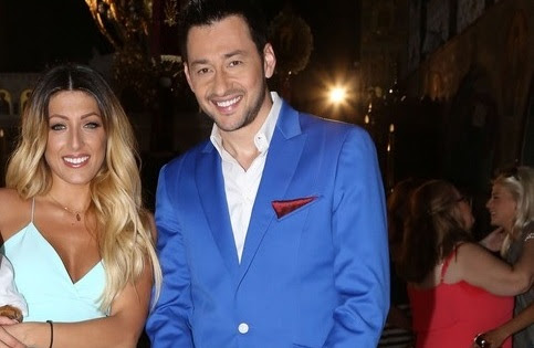 pantreyontai-meta-apo-20-chronia-schesis-kai-me-tria-paidia-amp-8211-se-pelagi-eytychias-o-tragoydistis-407334