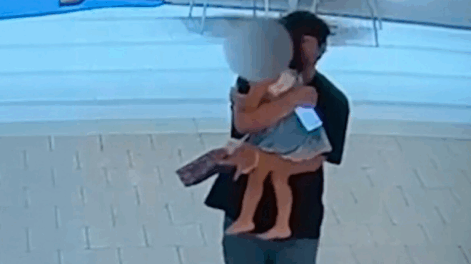 ton-epiasan-i-stigmi-poy-andras-me-schizofreneia-arpazei-to-3chrono-koritsaki-amp-8211-vinteo-399956