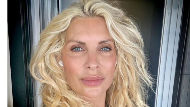 vazei-ta-gyalia-stis-30ares-i-eleni-menegaki-pozarei-choris-makigiaz-me-magio-sti-paralia-amp-038-apotheonetai-400291