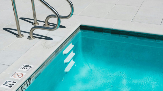 nea-tragodia-sok-stin-ellada-amp-8211-nekro-4chrono-koritsaki-mesa-se-pisina-vilas-amp-8211-pos-eginan-ola-406261