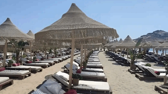 mono-450-eupo-stin-proti-seira-tiktoker-exagrionei-ta-social-gia-tis-fthines-xaplostres-sti-mykono-400410