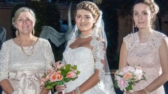 sok-pateras-skotose-ti-gynaika-toy-ti-mitera-kai-tin-adelfi-tis-mprosta-sta-matia-tis-5chronis-koris-toy-amp-8211-echei-pagosei-oli-i-geitonia-402176