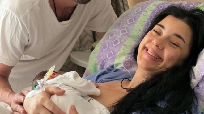 pleei-se-pelagi-eytychias-i-ellinida-ithopoios-egine-mama-gia-proti-fora-sta-50-tis-405151