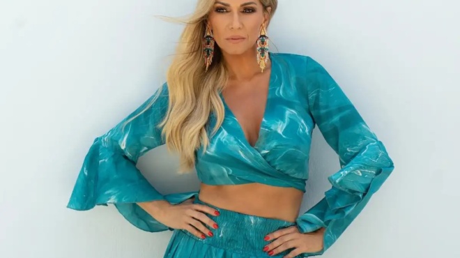 den-tin-noiazei-ti-tha-pei-o-enas-ki-o-allos-amp-8230-i-elli-kokkinoy-anevase-sta-55-aretoysaristi-foto-me-mpikini-kai-deichnei-to-alithino-tis-soma-406396