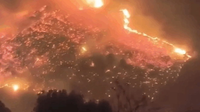 ektos-elegchoy-i-fotia-ekkenonontai-akomi-6-oikismoi-vinteo-poy-kovoyn-tin-anasa-apo-to-pyrino-metopo-sto-nosokomeio-4-pyrosvestes-403361