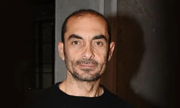 isos-o-pio-oraios-ellinas-60aris-ayti-ti-stigmi-o-pasignostos-ithopoios-pozarei-mono-me-to-magio-toy-ki-emeis-amp-8230-metrame-koiliakoys-406345