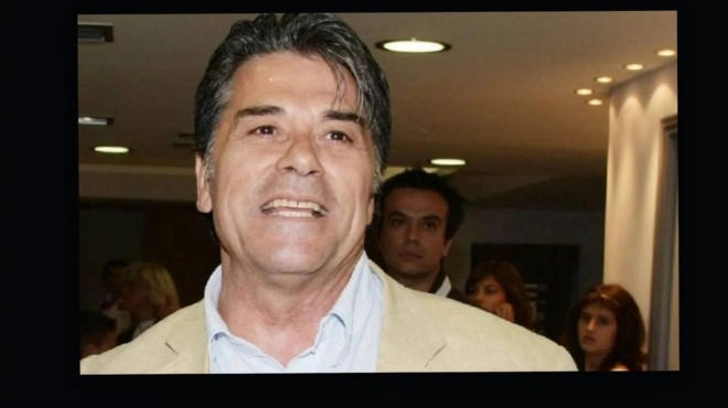 76chronos-me-parapanisia-kila-kai-aspra-mallia-agnoristos-o-panos-michalopoylos-se-foto-poy-kykloforei-amp-8211-etsi-einai-simera-405696