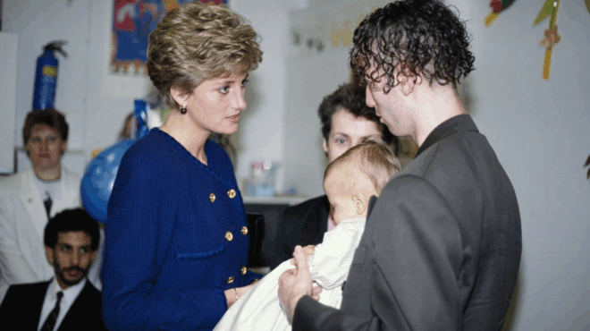 anoixe-i-chronokapsoyla-poy-eiche-sfragisei-i-prigkipissa-diana-sto-londino-prin-apo-34-chronia-407870