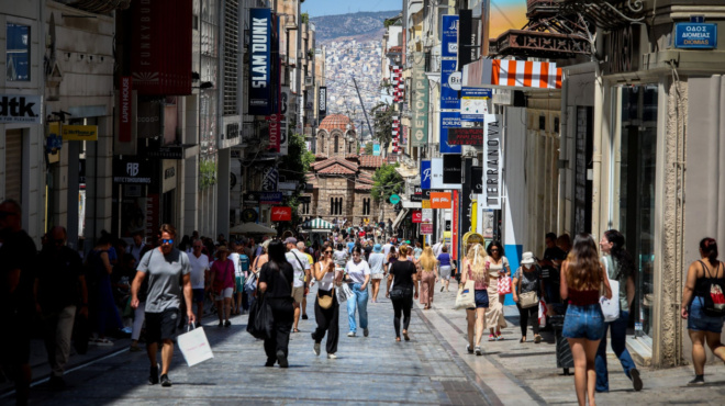 trechoyn-sta-atm-chiliades-ellines-amp-8211-mpainoyn-apo-simera-mechri-8-aygoystoy-ta-lefta-stoys-logariasmoys-sas-400737