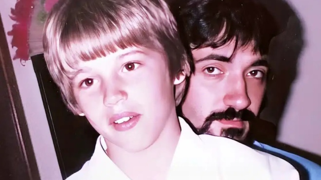 i-istoria-toy-kameraman-poy-skotose-ton-viasti-toy-gioy-toy-mprosta-stis-kameres-kai-anadeichthike-se-laiko-iroa-407697