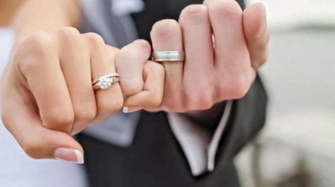 den-ithelan-na-to-mathei-kaneis-kai-dierreysa-ola-pasignostos-tragoydistis-kai-gnosti-influencer-pantreyontai-tin-kyriaki-stin-athina-405733