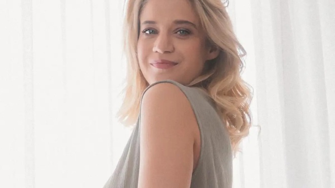 me-mia-kinisi-amp-8230-erixe-to-instagram-i-tzeni-theona-pozarei-me-tin-koilia-amp-8230-toyrla-stin-pisina-me-magio-ston-8o-mina-egkymosynis-402187