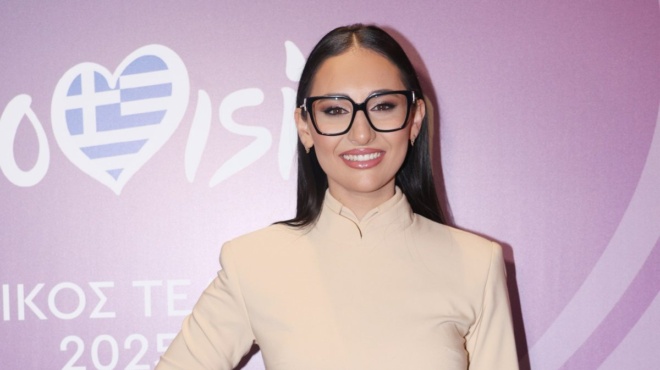 i-klavdia-choris-ta-gyalia-tis-agnoristi-i-emfanisi-tis-402985