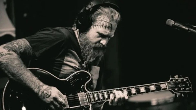 sok-amp-8211-nekpos-pasignostos-tragoydistis-se-troxaio-den-to-pisteyan-otan-eidan-poios-einai-406120