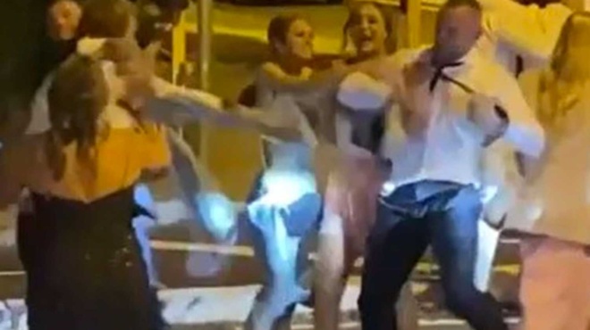 chamos-se-gamo-nyfi-diavase-sti-dexiosi-sms-toy-gamproy-me-tin-eromeni-amp-8211-arpachtikan-oi-sympetheroi-sta-cheria-407801