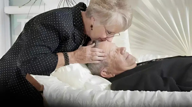 synepeies-toy-na-filisete-enan-nekro-anthropo-ti-prepei-na-gnorizete-405617