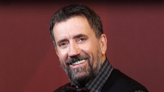 chamogelaei-xana-o-spyros-papadopoylos-auti-i-melachrini-kalloni-einai-i-nea-toy-syntrofos-404576