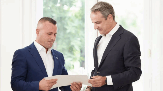 politografithike-ellinas-o-gkogka-lentian-poy-eiche-pesei-ston-arachtho-gia-na-sosei-ta-dyo-atycha-paidia-417239