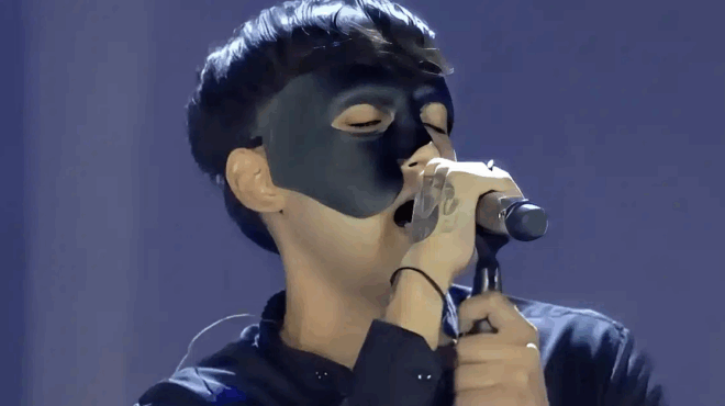 stelios-kazantzidis-poios-itan-o-nearos-me-ti-maska-poy-ermineyse-to-otan-vlepete-na-klaio-ypoklithike-olo-to-kallimarmaro-409981