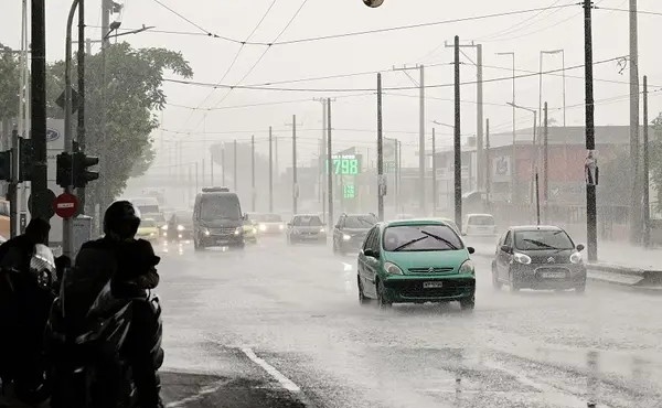 fthinoporiazei-gia-ta-kala-apo-simera-amp-8230-tsatrafyllias-maroysakis-kolydas-proeidopoioyn-gia-epikindyni-kakokairia-apo-to-apogeyma-amp-8211-poy-chtypaei-416105