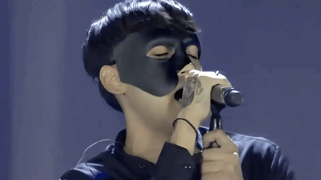 stelios-kazantzidis-poios-itan-o-nearos-me-ti-maska-poy-ermineyse-to-otan-vlepete-na-klaio-ypoklithike-olo-to-kallimarmaro-410118