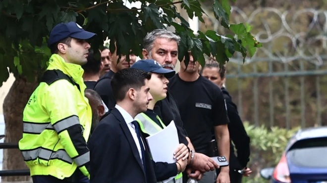 vasilis-mpismpikis-i-mystiriodis-gynaika-poy-itan-sto-spiti-toy-ypodechtike-toys-astynomikoys-kai-paroysiastike-amp-8230-os-kori-toy-417031