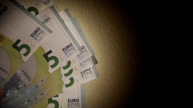 trechoyn-sta-atm-apo-ta-charamata-oi-ellines-amp-8211-evalan-simera-ektaktos-ta-lefta-408878