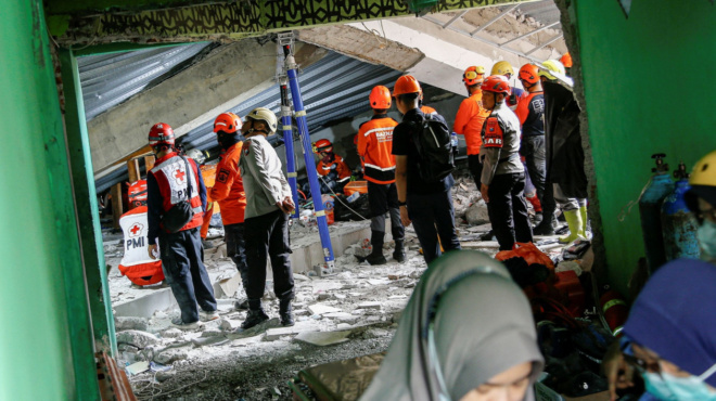 adianoiti-tragodia-amp-8211-katerreyse-scholeio-3-nekroi-mathites-amp-8211-99-traymaties-kai-38-egklovismenoi-kato-apo-ta-ereipia-417095