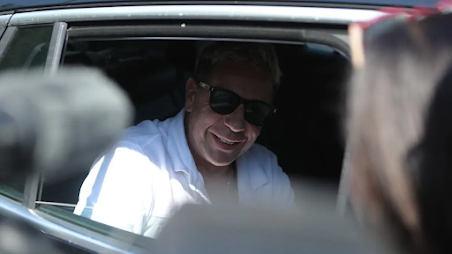 mazonakis-eida-kai-tis-dyo-adelfes-toy-exo-apo-to-grafeio-toy-iatroy-kai-ton-apeiloysan-me-ti-synevi-sto-dromoka-teio-410638