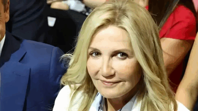 ntymeni-san-galazoaimati-i-mareva-me-ololeyko-kostoymi-kafe-papoytsia-kai-tsanta-poy-echoyn-elachistes-410645