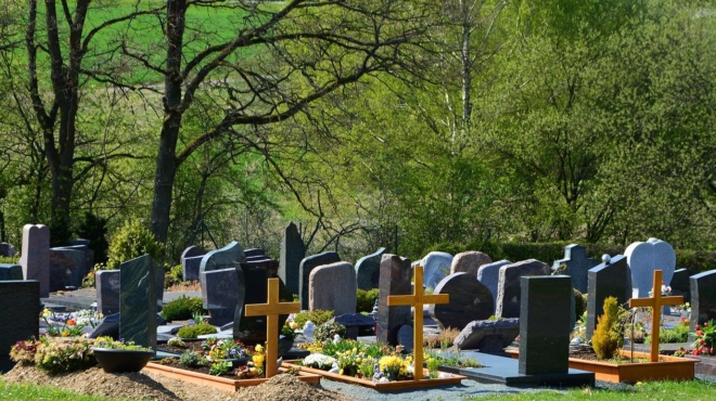 tis-kakomoiras-se-nekrotafeio-agrios-kavgas-pano-apo-toys-tafoys-plakothikan-me-ta-ftyaria-poy-ethavan-toys-nekroys-412060