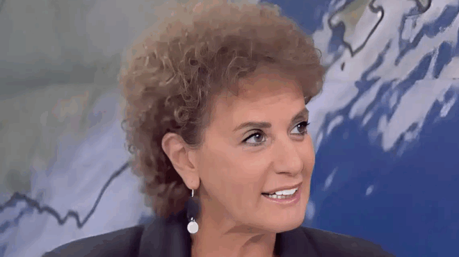 christina-soyzi-i-exigisi-gia-to-afro-loyk-poy-epelexe-molis-teleiosa-apo-edo-piga-sto-kommotirio-409052