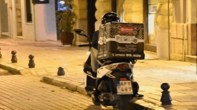 anoigoyn-tin-porta-na-paroyn-tin-paraggelia-kai-kokalonoyn-amp-8230-amp-8211-pasignostos-protagonistis-tis-tileorasis-doyleyei-nteliveri-se-pitsaria-412505